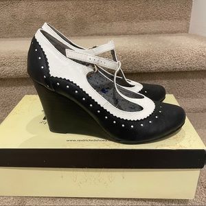 Oxford Tstrap Brogue Showcase Wedge sz 7.5